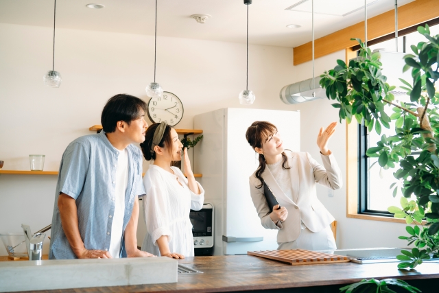 内見をしている若い夫婦