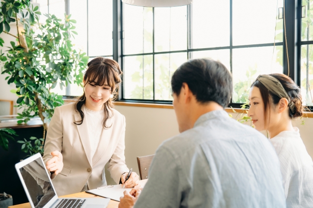 笑顔で話す女性スタッフ