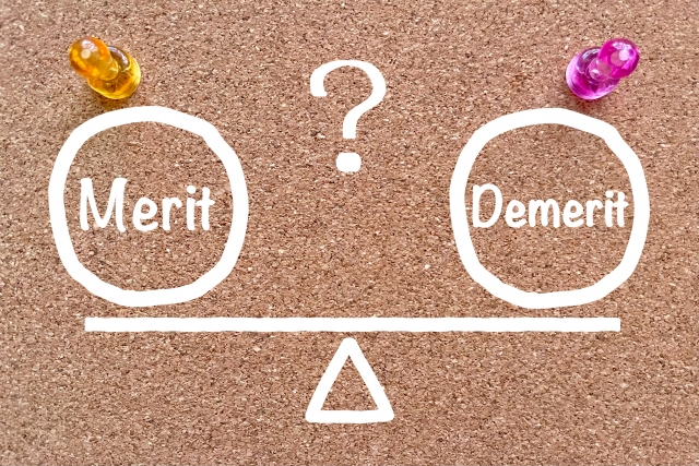 Merit・Demeritと書かれたコルクボード