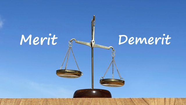 Merit・Demeritという文字と天秤