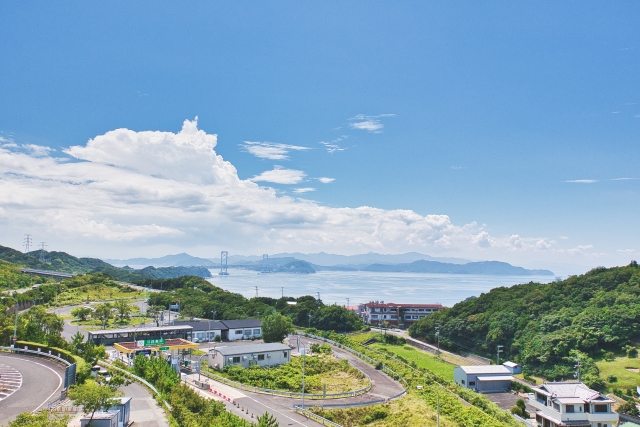 緑と海に囲まれた淡路市の風景