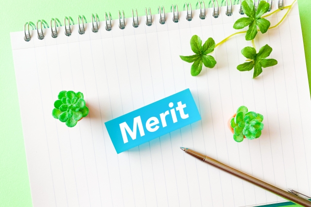 Meritと書かれた付箋