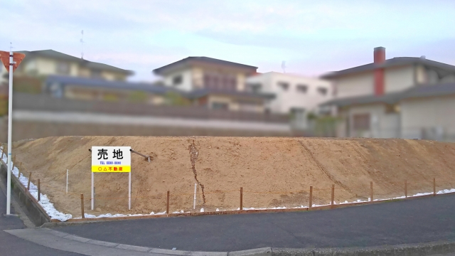 売地という看板が立てられた空き地