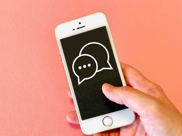 吹き出しが表示されているスマホ