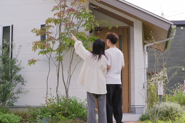 住宅展示場を見学する夫婦