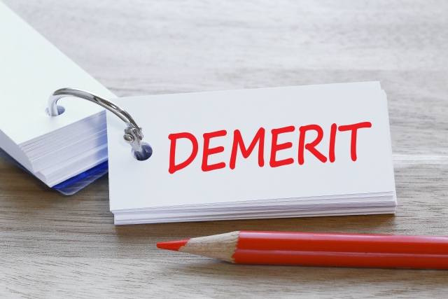DEMERITと書かれたメモ
