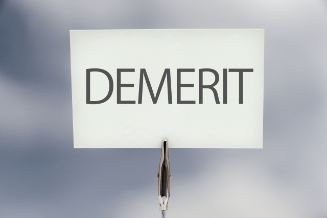 DEMERITと書かれた紙