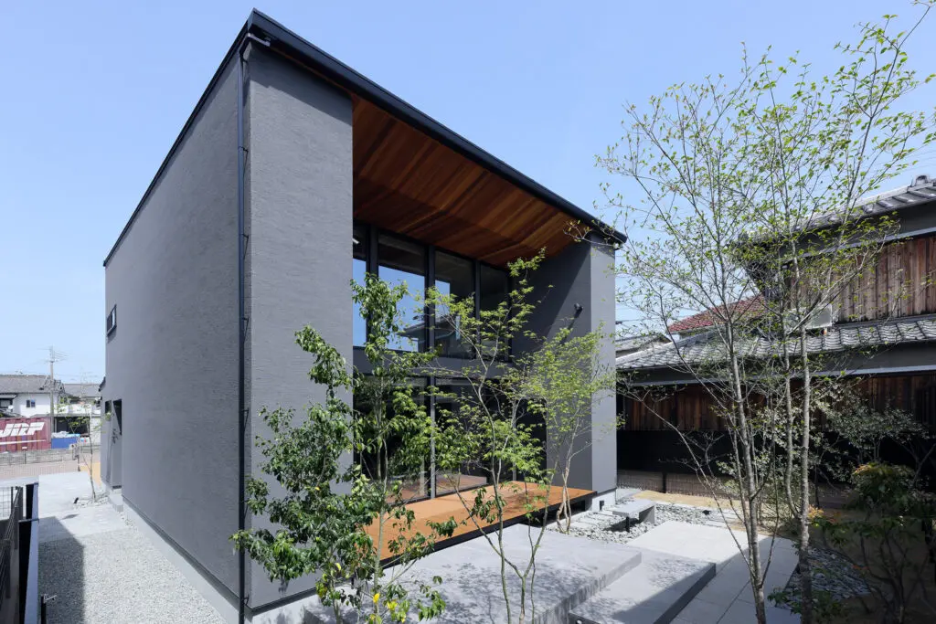 黒とグレーの外壁の戸建て住宅外観